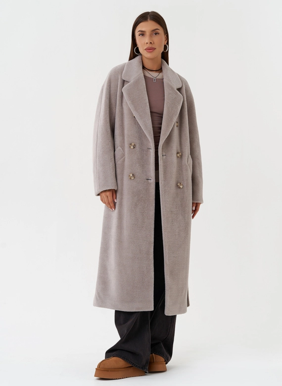 Утепленное двубортное пальто с английским воротником
