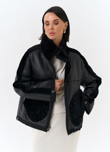 Короткая двухсторонняя дубленка в черном цвете