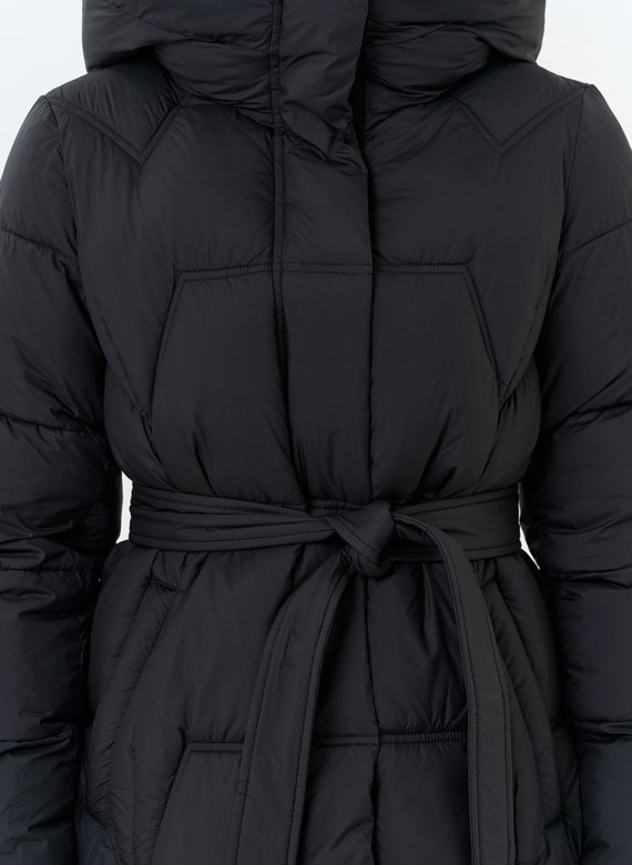 Женский пуховик с поясом