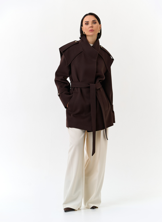 Женское укороченное пальто с акцентными плечами