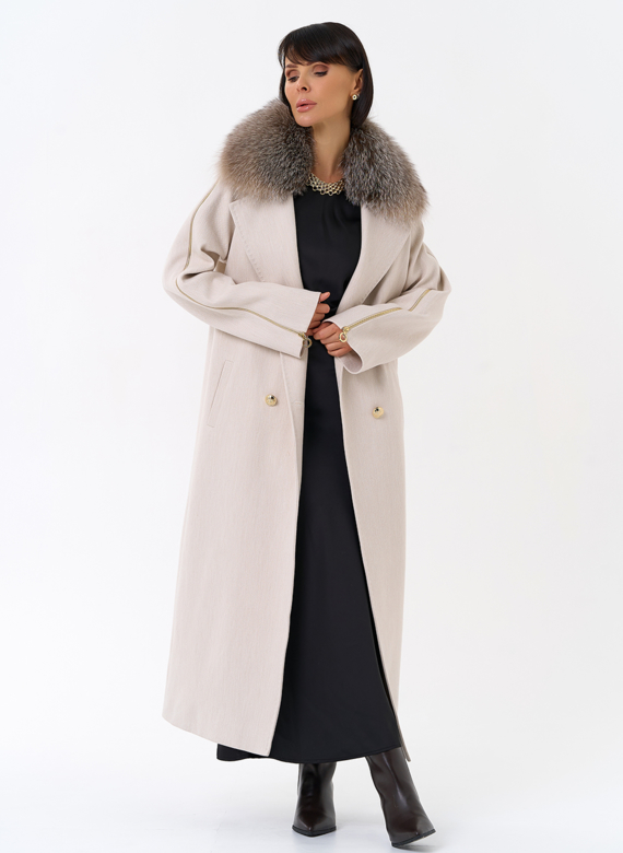 Утепленное женское пальто с английским воротником из меха лисы