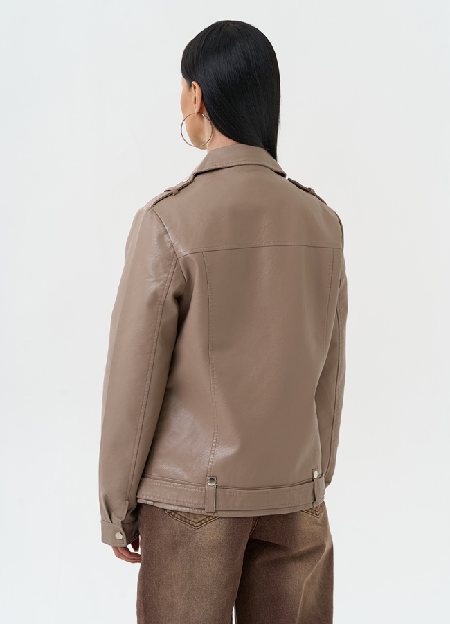 Куртка косуха из эко кожи бежевого цвета модель № 30380 в рассрочку