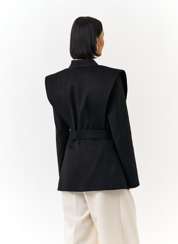 Женское укороченное пальто с акцентными плечами