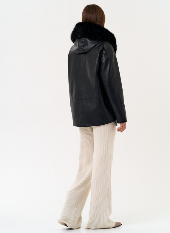 Женская утепленная куртка из эко кожи с капюшоном из эко меха