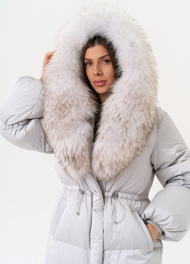 Светлый пуховик с капюшоном из меха лисы модель № 31700 универмаг малина