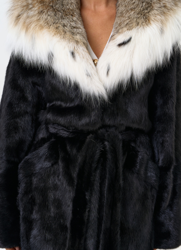 Женская шуба из меха норки с капюшоном из меха рыси