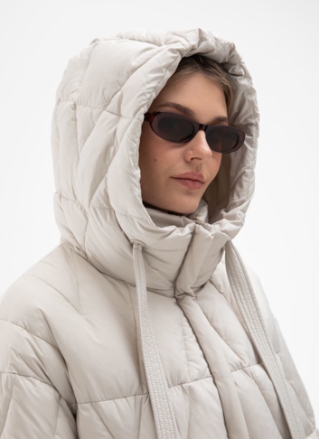 Женский светлый пуховик с капюшоном