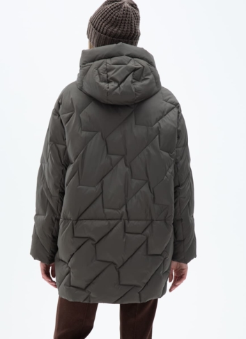 Женский удлиненный пуховик  капюшоном