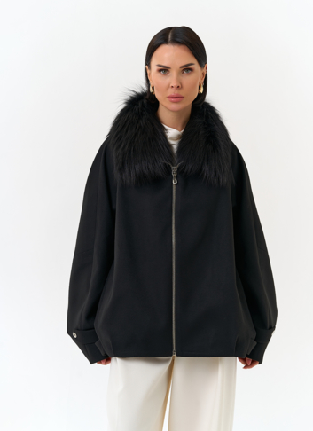 Женское укороченное пальто с отделкой из меха лисы