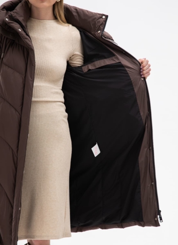 Женский пуховик коричневого цвета с капюшоном