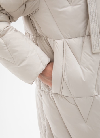 Женский светлый пуховик с капюшоном