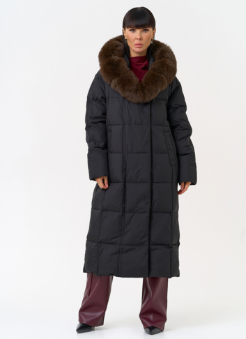 Женский пуховик черного цвета с капюшоном из меха песца
