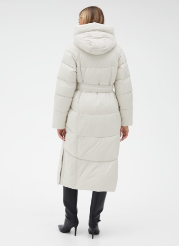 Женский светлый пуховик с капюшоном и поясом