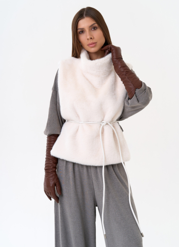 Женская манишка из эко меха в светлом цвете