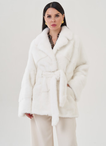 Шуба из меха норки белого цвета