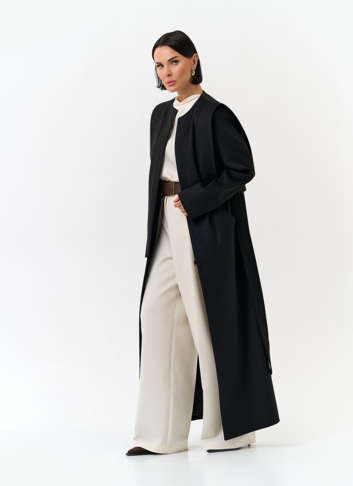 Женское длинное пальто с акцентными плечами