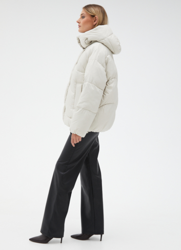Женский светлый пуховик с капюшоном