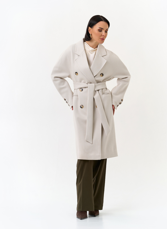 Светлое женское пальто с поясом
