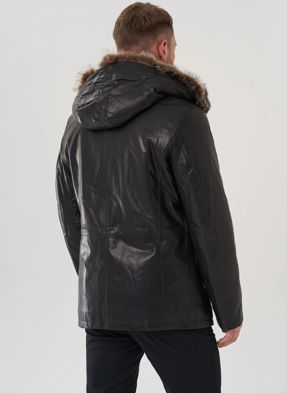 Мужская куртка с капюшоном на мехе из волка