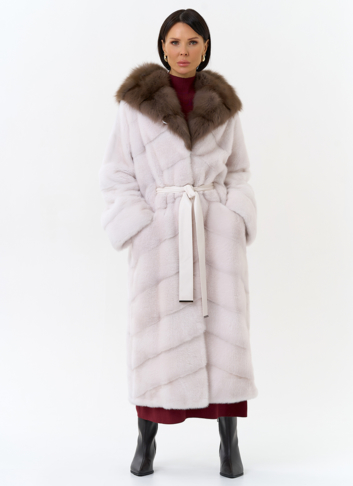 Белая шуба из меха норки с капюшоном из меха куницы