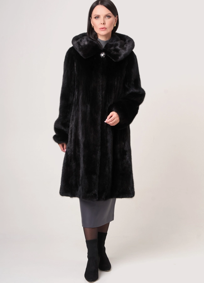Шуба черного цвета  модель № 23870 универмаг малина