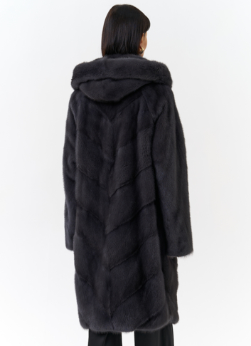 Женская шуба в сером цвете