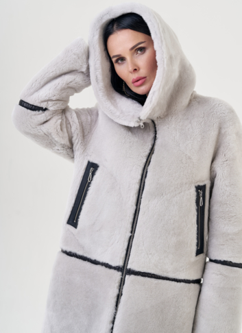 Двухсторонняя женская дубленка с капюшоном