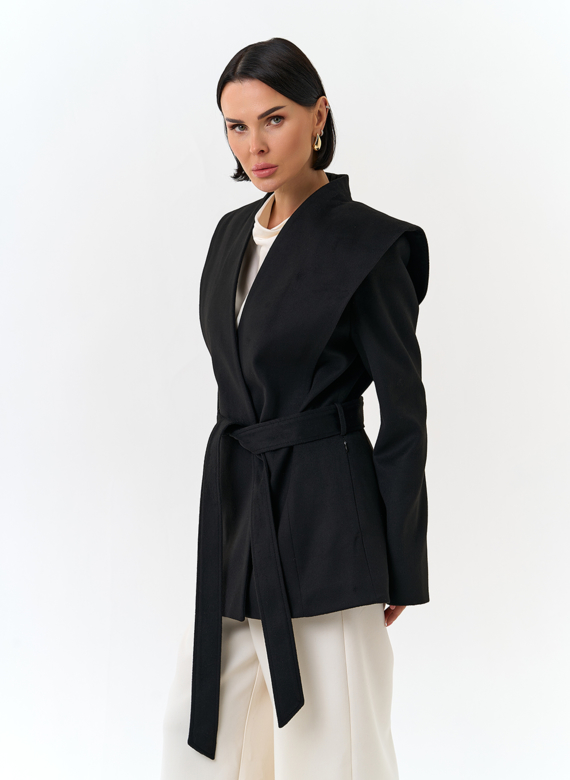Женское укороченное пальто с акцентными плечами