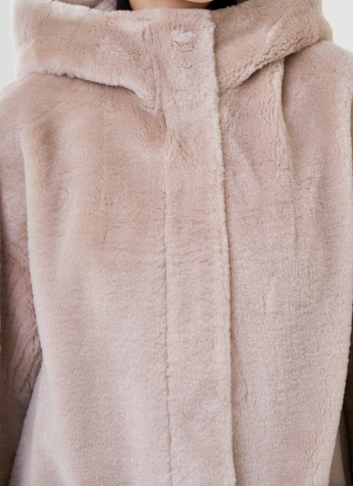 Длинное пальто из эко меха